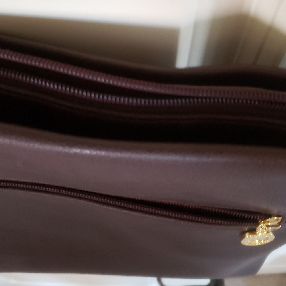 Vintage Stone Mountain Brown Crossbody Bag, crafted from genuine soft leather. - Picture 6 of 16